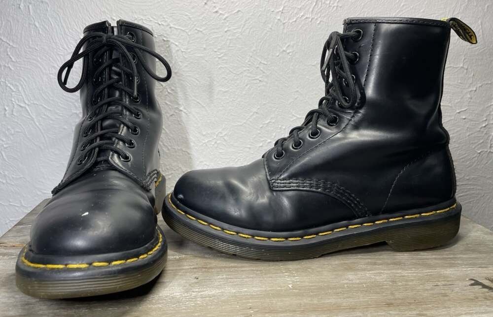 Dr Doc Martens 1460 Womens 7 Black Smooth Leather 8 Eye Combat Boots Punk Goth - Picture 5 of 16